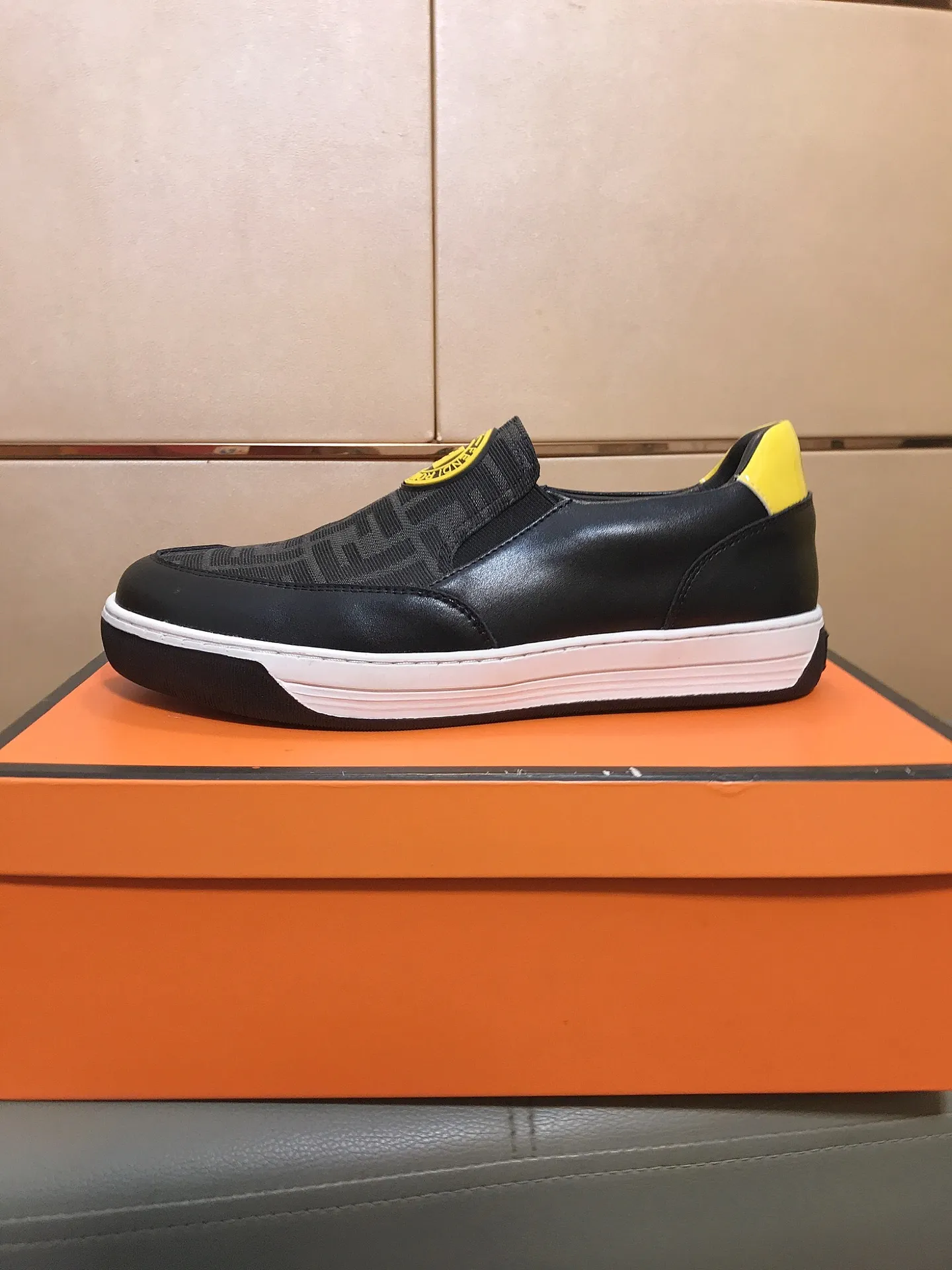 Factory price 400 🔆🔆[fendi] Fendi's classic and comfortable men's casual shoes, cowhide leather upper + brand printed surface, sheepskin lining + feet, rubber wear-resistant outsole. This unique style is suitable for all seasons, casual and exquisite sensibility, comfortable and natural on the feet. Everyday casual travel style in autumn and winter! Code number: 38-44